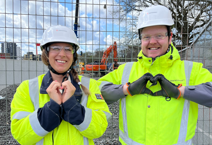 Medarbetare som formar hjärta med händerna