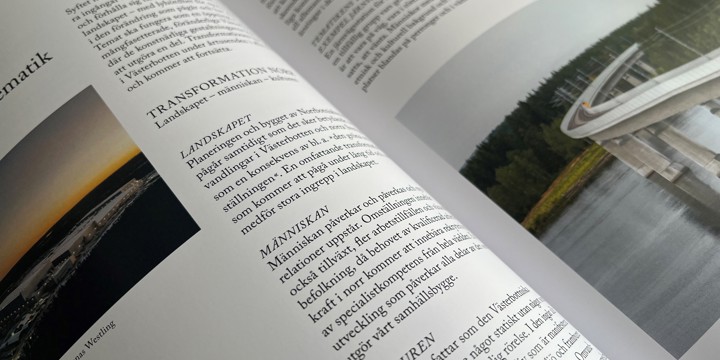 Närbild på text i en utskriven version av konstprogrammet, texten står i en smal spalt och på sidan syns ett foto av en svängd bro som går på pelare över vatten
