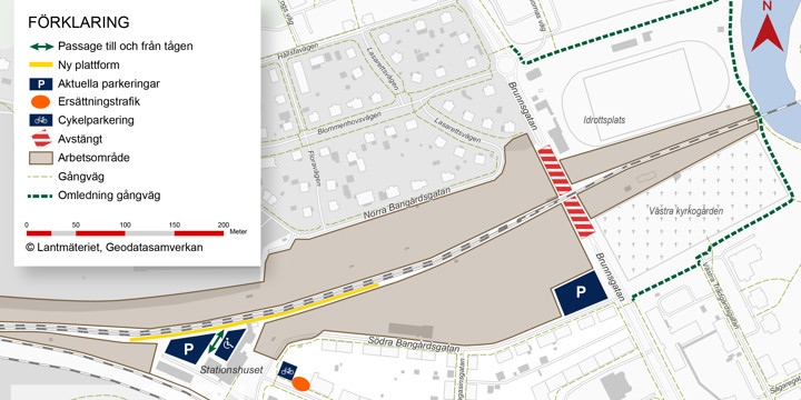 Bilden visar stationsområdet. Brunnsgatan är avstängd mellan Södra Bangårdsgatan och Blommenhofsvägen. Du når tåget via en gång bakom stationshuset. Gångväg för att nå stationen runt Folkungavallen och kyrkogården. Ersättningstrafiken går från Borgaregatan. 