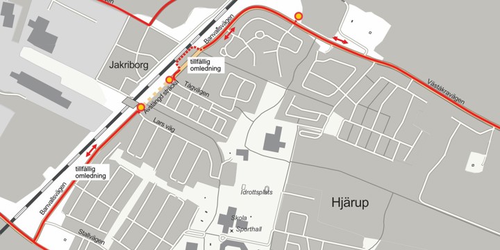 Grafisk kartbild med röda markeringar som visar trafikomledning genom Hjärup. Omledningen förklaras i bildtexten.