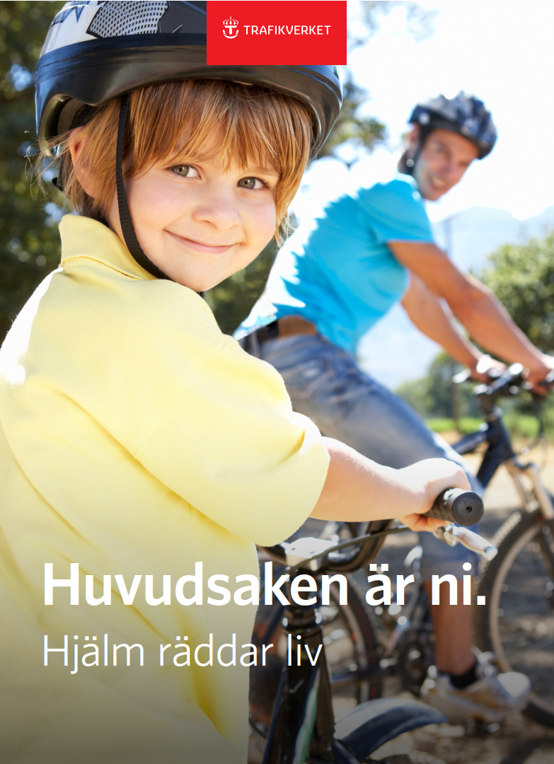 Barn med cykelhjälm, vuxen man i bakgrunden