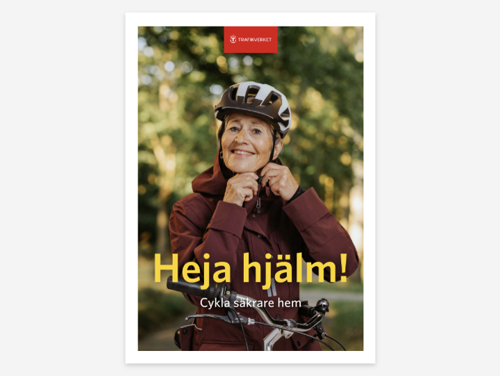 Kvinna med cykelhjälm i natur
