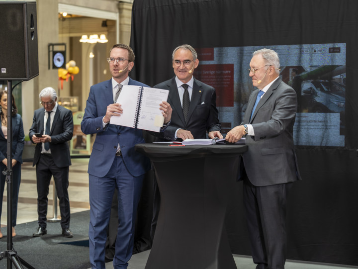 Infrastrukturminister Andreas Carlson visar upp kontraktet som skrevs på av Roberto Maiorana, generaldirektör Trafikverket och vd José Antonio Jainaga, vd Talgo. Foto: Andreas Gärdnert