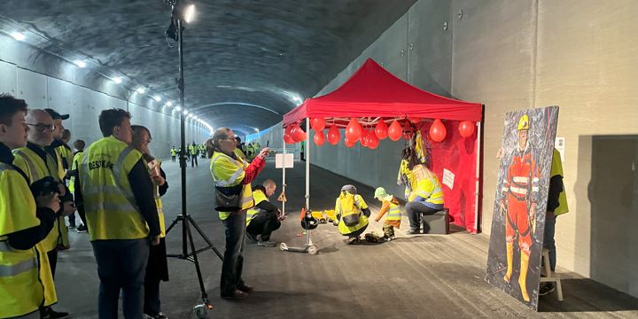 Rött tält med ballonger och en fotogubbe som föreställer en sprängarbas