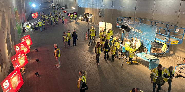 Överblick av tunneln med skyltar om installation