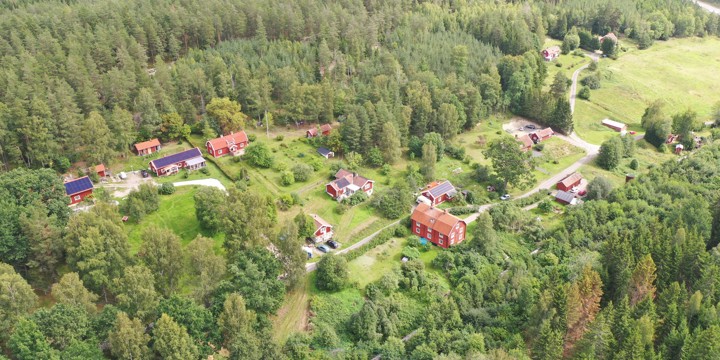 Flygfoto över bebyggelse vid Ålberga bruk