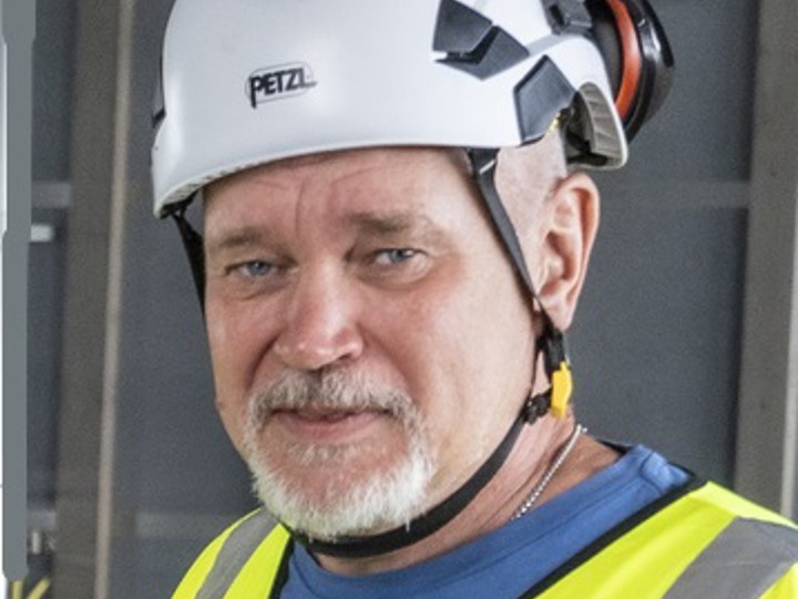 Porträtt på man med skyddskäder, hjälm och skägg