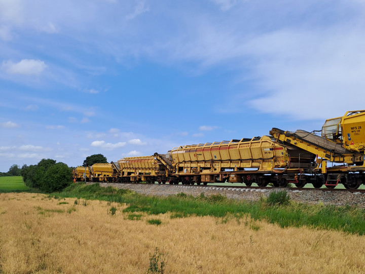 Ballastrensningståg i arbete.