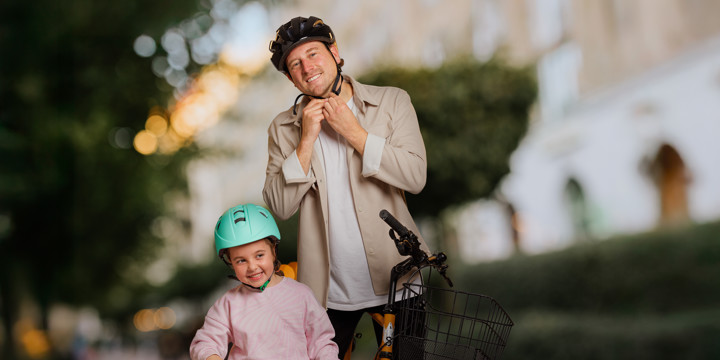 Man och barn med cykelhjälmar på