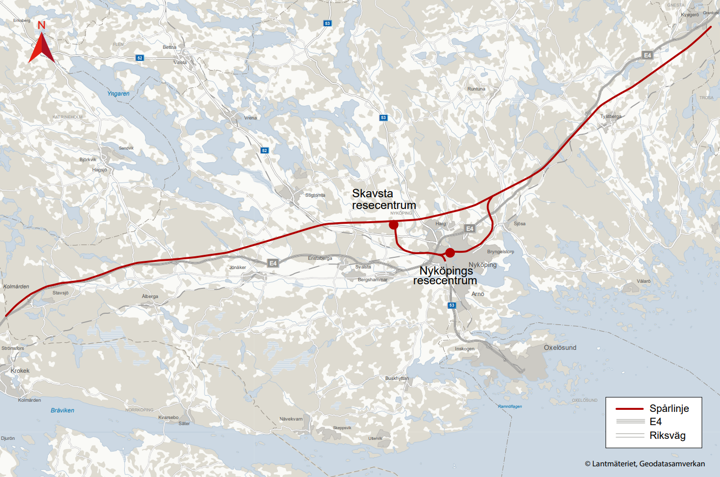 Karta med en röd linje som visar Ostlänkens sträckning genom Nyköpings kommun, från Sillekrog i norr till Stavsjö i söder. I mitten syns bibanan som förgrenar sig från stambanan med två nya resecentrum i centrala Nyköping och vid Skavsta flygplats.