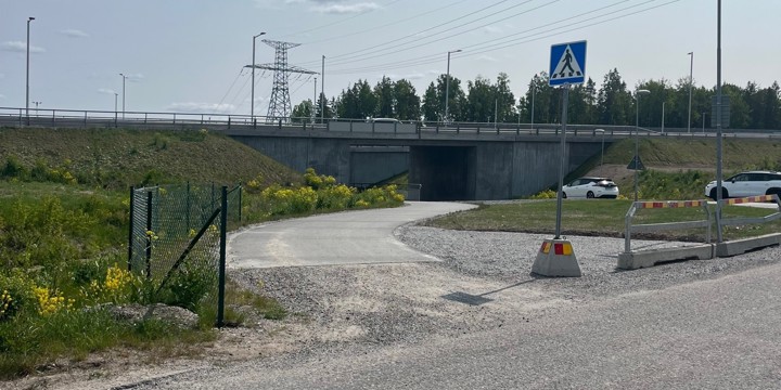 Bilden visar en gång och cykelväg i Häggvik.