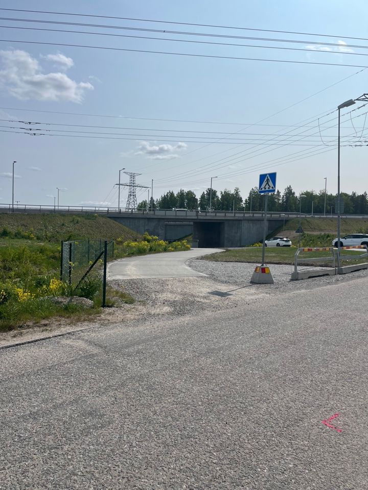 Bilden visar en gång och cykelväg i Häggvik.
