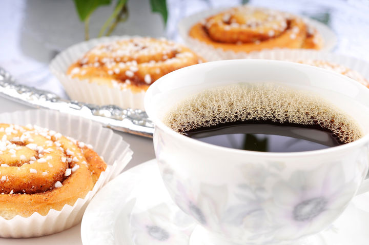En kopp kaffe och tre bullar