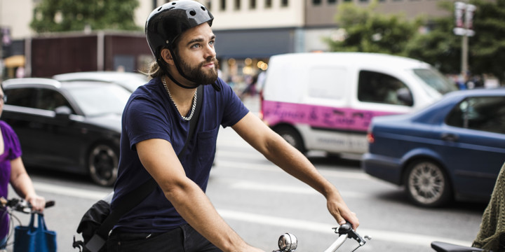Man på cykel med cykelhjälm