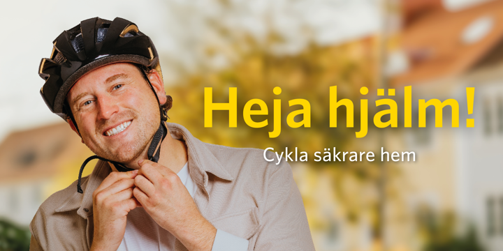 Man som sätter på sig en cykelhjälm