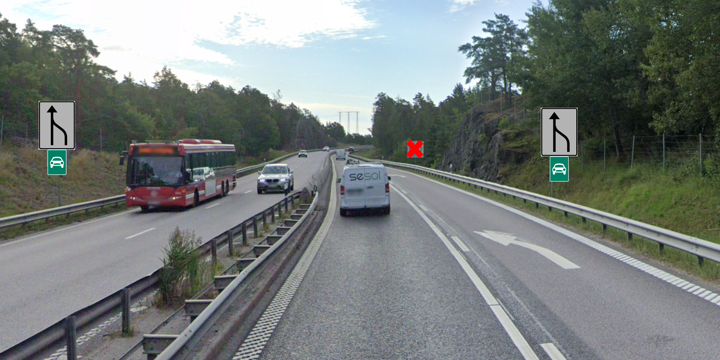 Motorväg i fokus. En buss och en bil i vänster körfält, och bil i höger körfält.