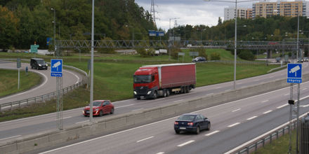 motorväg med lastbil och bilar
