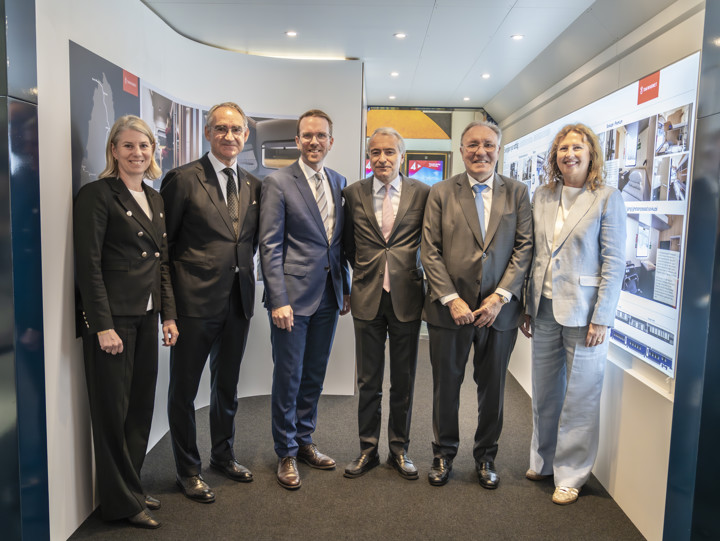 Cathrine Dahl Sandegren, Roberto Maiorana, Andreas Carlson, Luis Manuel Cuesta Civís, José Antonio Jainaga Gómez och Biljana Pehrsson inne i tågmodulens utställningsdel. Foto: Andreas Gärdnert.