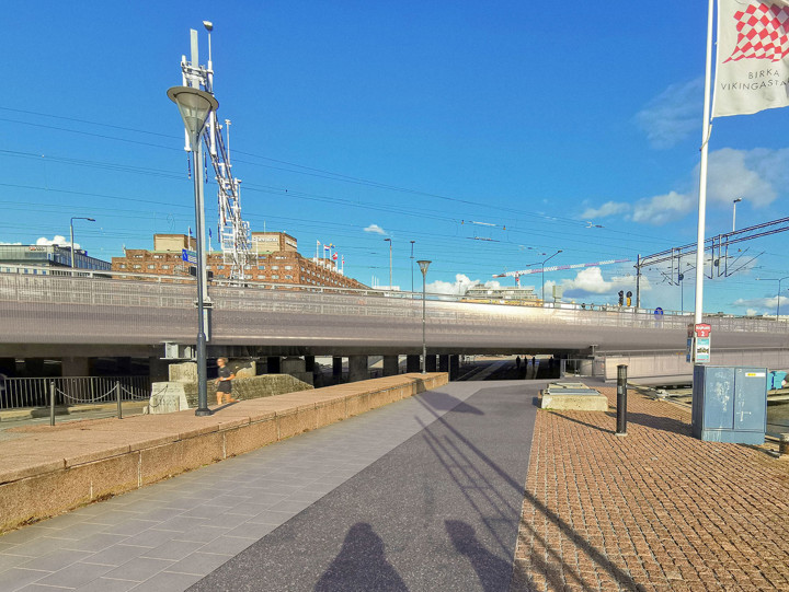 Gångpassagen under järnvägsbron över Tegelbacken. 