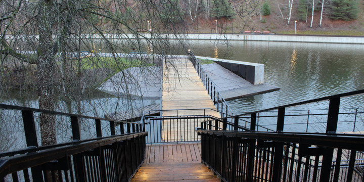 Trapp leder ner till holmen. Foto