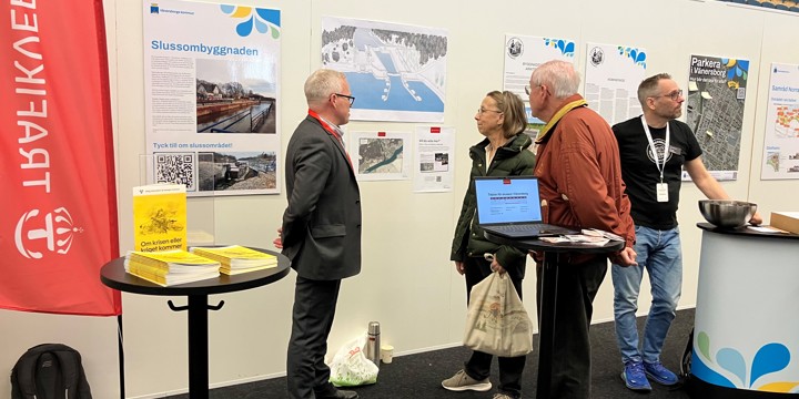 Vänersborgare får information på mässan.