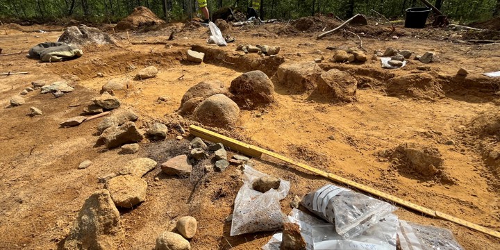 Bilden visar en stenåldersboplats under arkeologiskt arbete