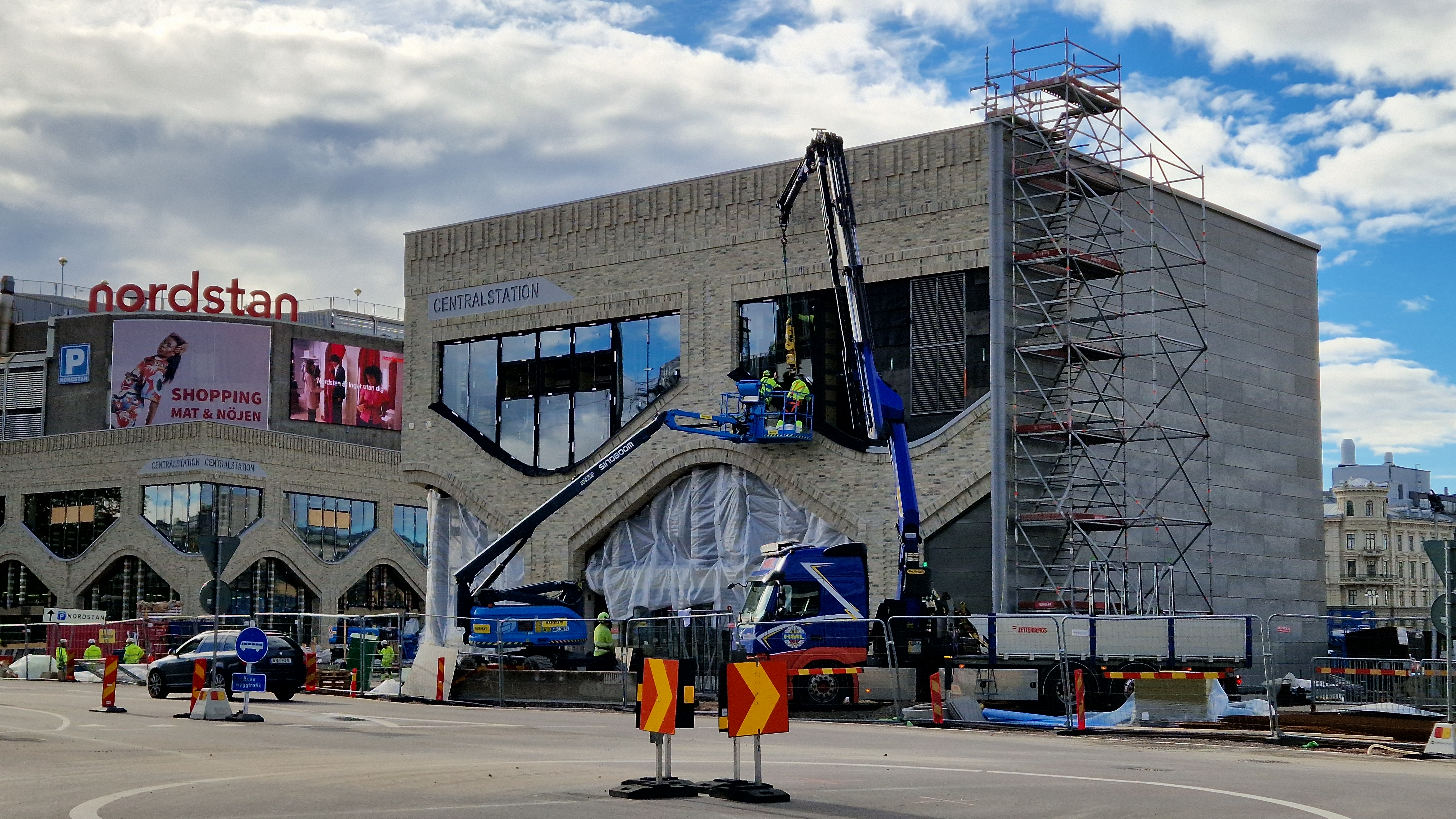 Bilden visar fasaden på västra entrén.