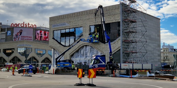 Bilden visar fasaden på västra entrén.