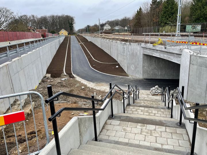 Södra rälsgatan i Ödåkra har fått en gång- och cykelväg som går under järnvägsbron.