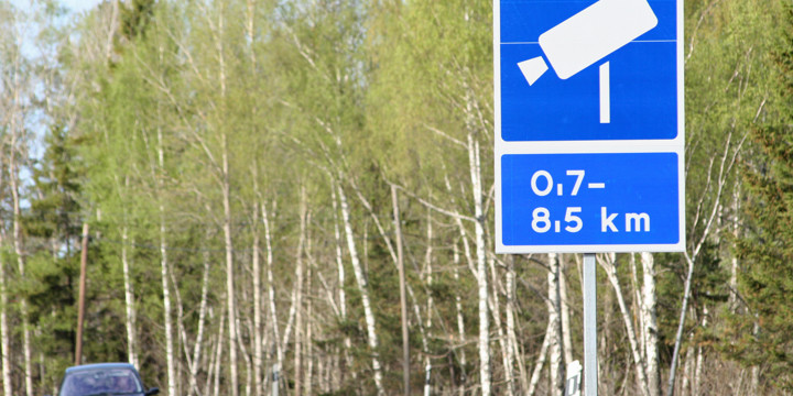 Skylt som upplyser trafikanter att det finns en trafiksäkerhetskamera längs vägen.
