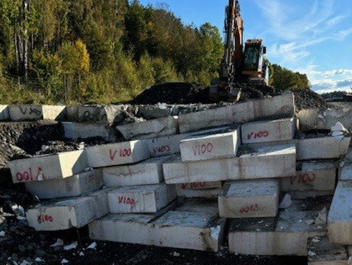Cellplastkuber staplade på hög