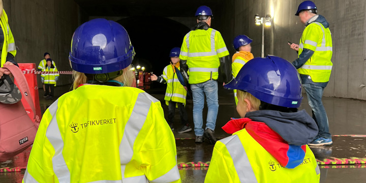 Barn med gula västar går mot tunneln som byggs i Varberg.