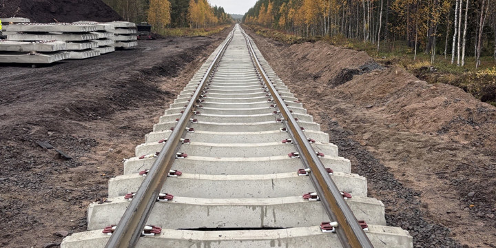 Nya slipers i ljus betong ligger på plats.