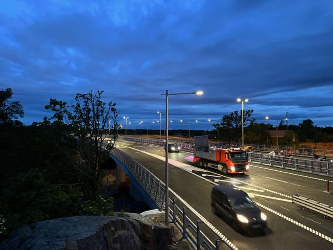 Första bilarna kör över nya bron österut natten till den 1 juni 2023