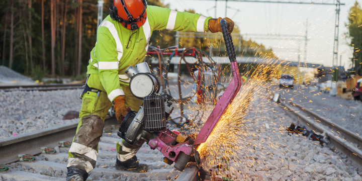 Slipning med gnistregn vid banarbete Barkarby, Jakobsberg, Kallhäll