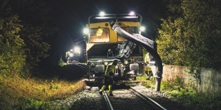 En höstnatt läggs nya kablar under spåren för att signalen ska nå fram.