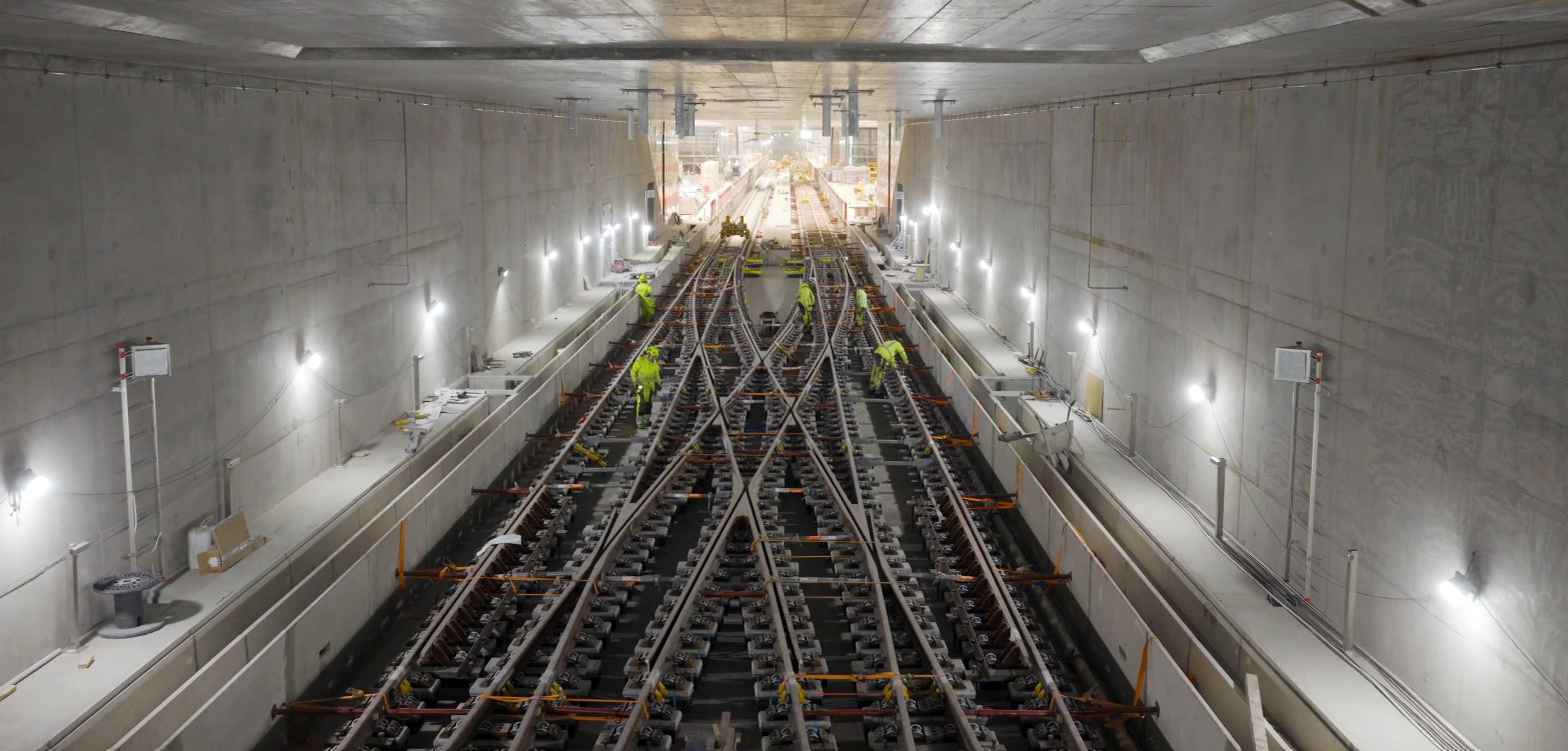 Bilden visar ev av växlarna som har installerats i tunneln. 