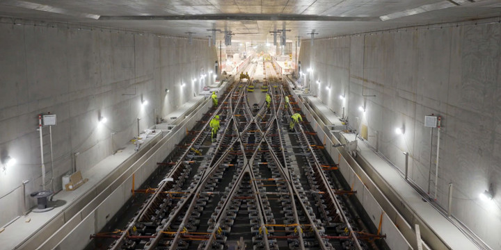 Bilden visar ev av växlarna som har installerats i tunneln.