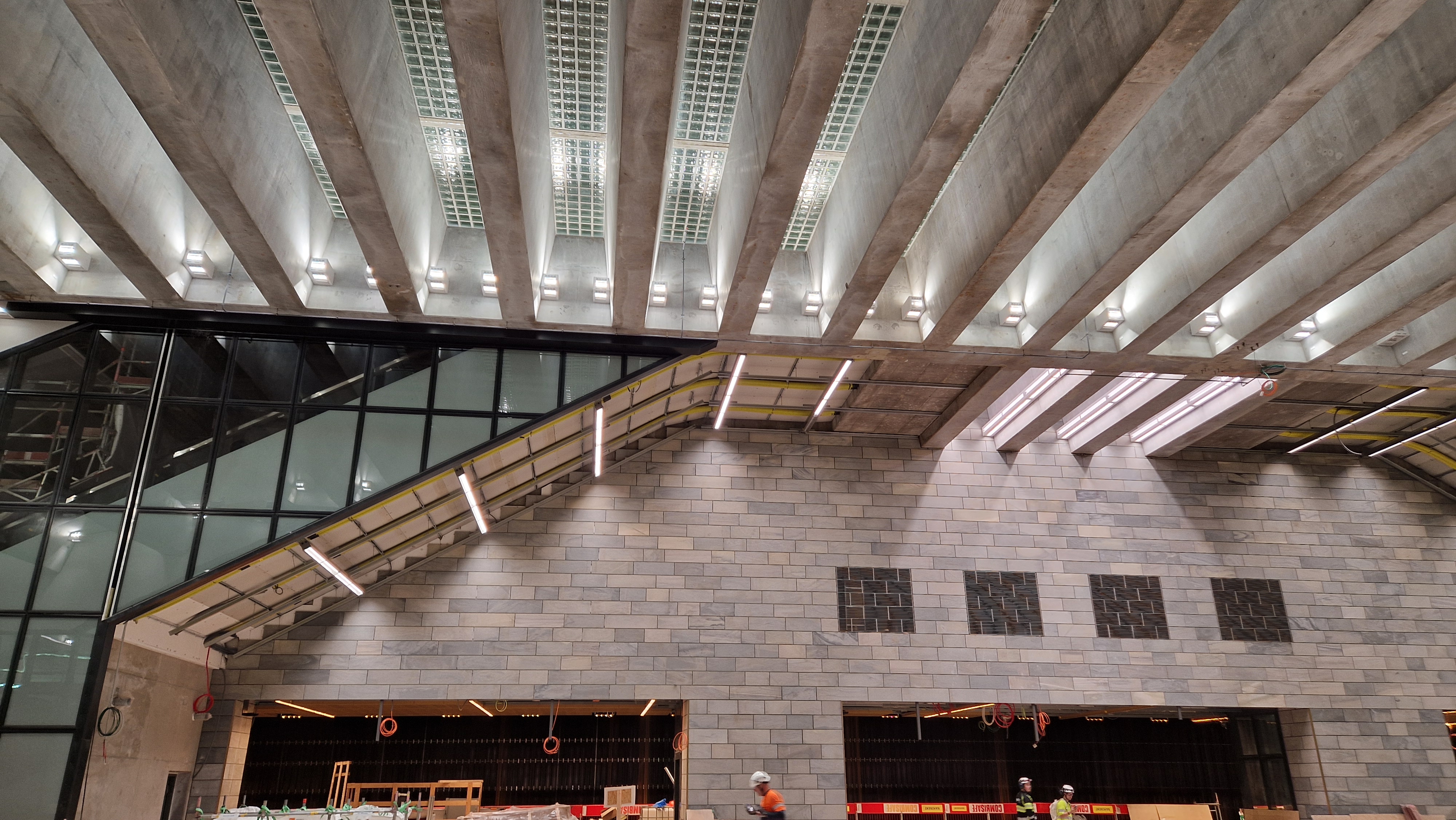 Bilden visar mittdelen av stationen och man ser upp mot det glasade taket. 