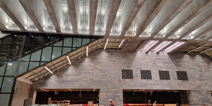 Bilden visar mittdelen av stationen och man ser upp mot det glasade taket.