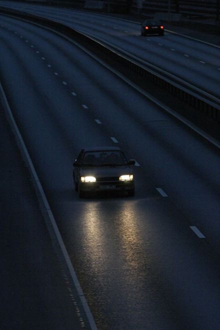 Bilar på en mörk väg. Foto Thomas Fahlander