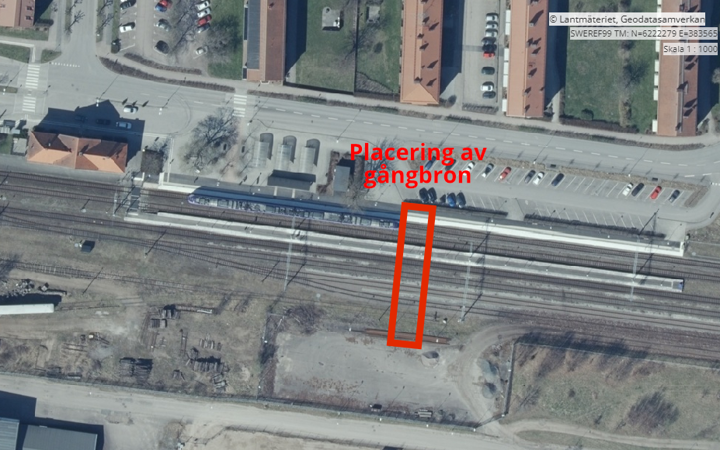 Kartbild över stationsområdet i Klippan med en röd rektangel som visar placeringen av den nya gångbron.
