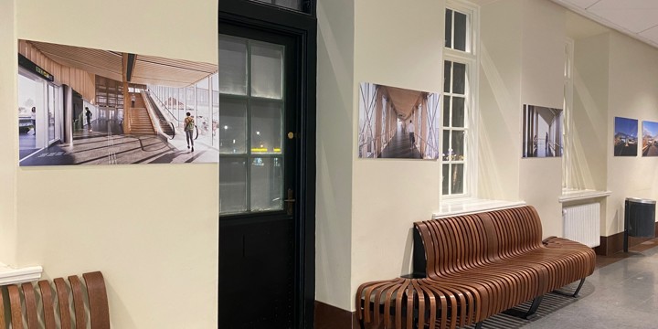 Tavlor på väggar ovanför bänkar i trä.