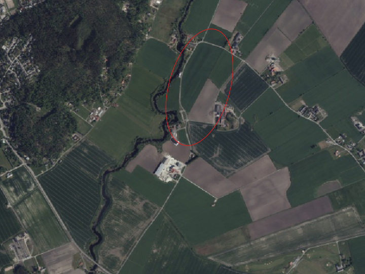 Kartan visar med röd ring området längs väg 933 som kommer ersättas av ny vägsträcka.