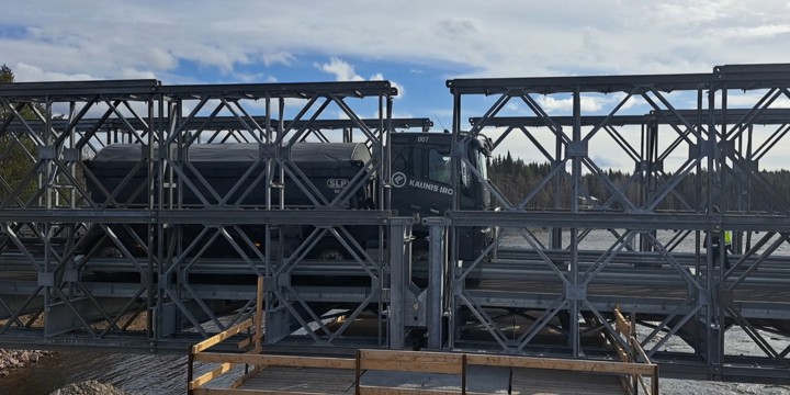 Första malmtransporten som passerar den tillfälliga bron.