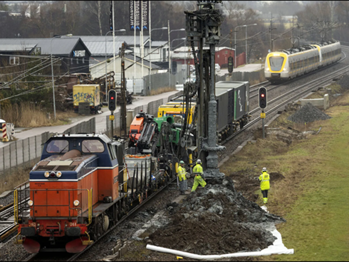 Ett speciellt borrtåg underlättar arbetet med att borra hål för de fundament som ska bära upp nya kontaktledningsstolpar.