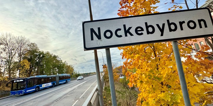 Skylt vid en väg med en buss 