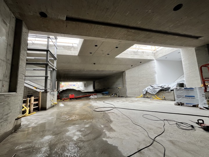 Betongkonstruktion, tunnel, slangar på golvet, öppning mot söder.