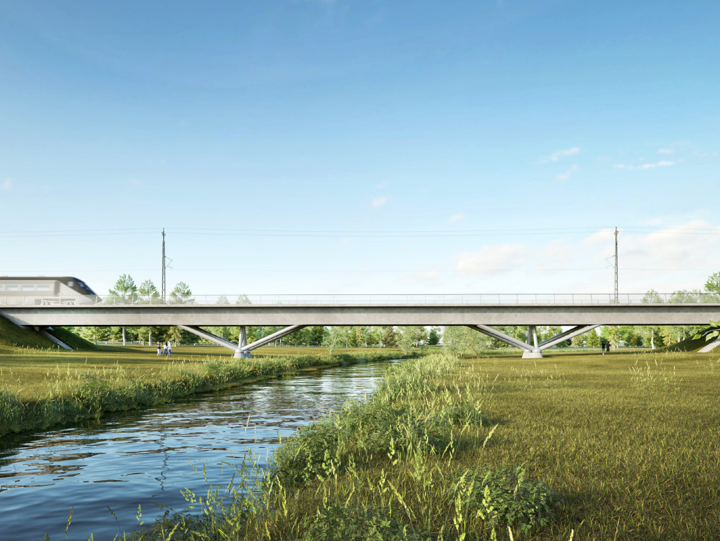 Verklighetstrogen illustration av en bro, uppe på den färdas ett tåg. I förgrunden syns ett vattendrag, med grön växtlighet på bägge sidor
