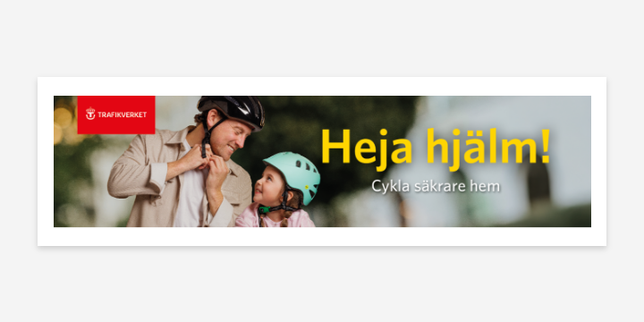 Man och barn med cykelhjälmar